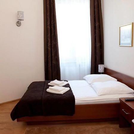 Hotel Srodmiejski Кельце Экстерьер фото