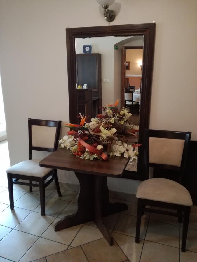 Hotel Srodmiejski Кельце Экстерьер фото