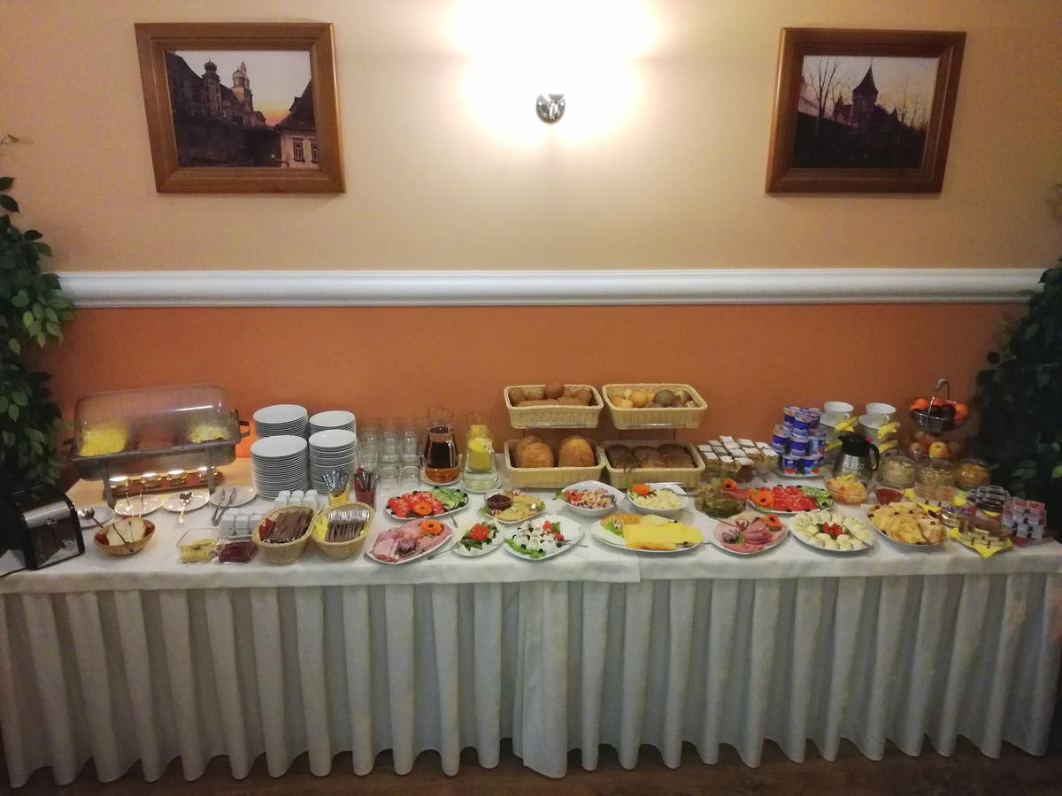 Hotel Srodmiejski Кельце Экстерьер фото